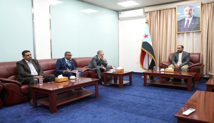 الأمين العام للمجلس الإنتقالي الجنوبي يلتقي منسق الشؤون الإنسانية للأمم المتحدة