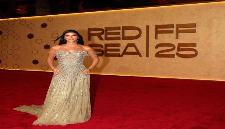 فخامة وبريق… ريم سامي تتألق بواحد من أجمل فساتينها