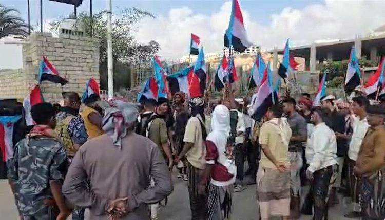 حشود من أبناء المكلا يتظاهرون بالقرب من منزل محافظ حضرموت ويطالبون بتغييره