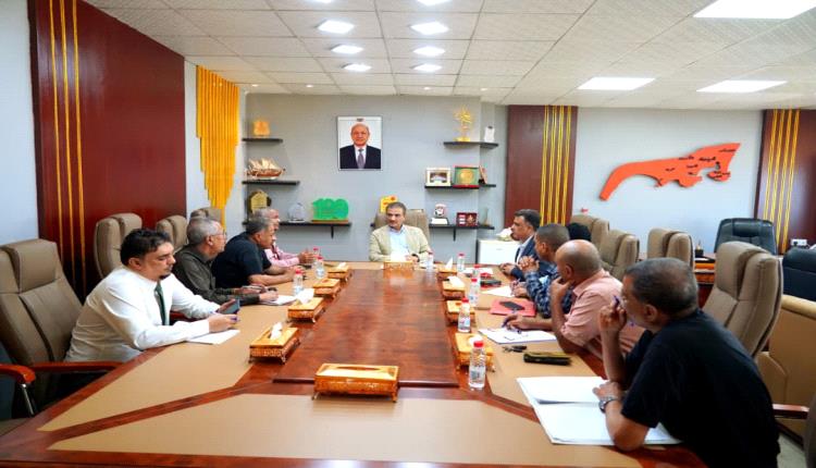 لملس يناقش مع قيادات المصافي ومنشأة الغاز إجراءات عاجلة لمعالجة الأزمة