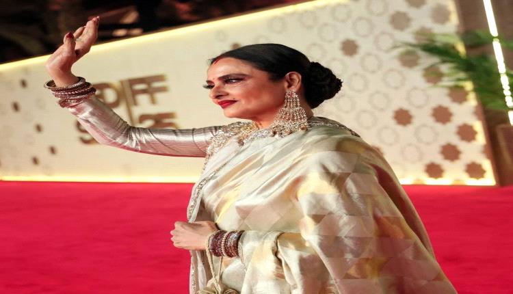 نجمة بوليوود ريخا تتألق على السجادة الحمراء لمهرجان البحر الأحمر