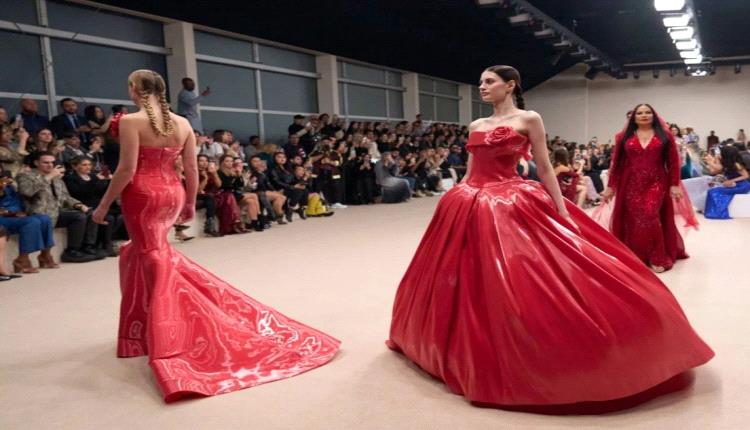 موضة شتاء 2026: الفساتين الحمراء خيار النجمات الأوّل