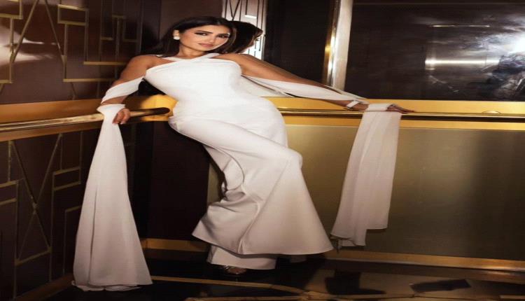 مي عمر تتألق بإطلالة جريئة بجمبسوت أبيض واسع مستوحى من الثمانينيات!