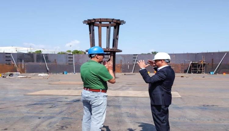 باخبيرة وقائد يطلعان على مستوى إنجاز مشروع خزان مياه تجميعي في منطقة البرزخ بعدن