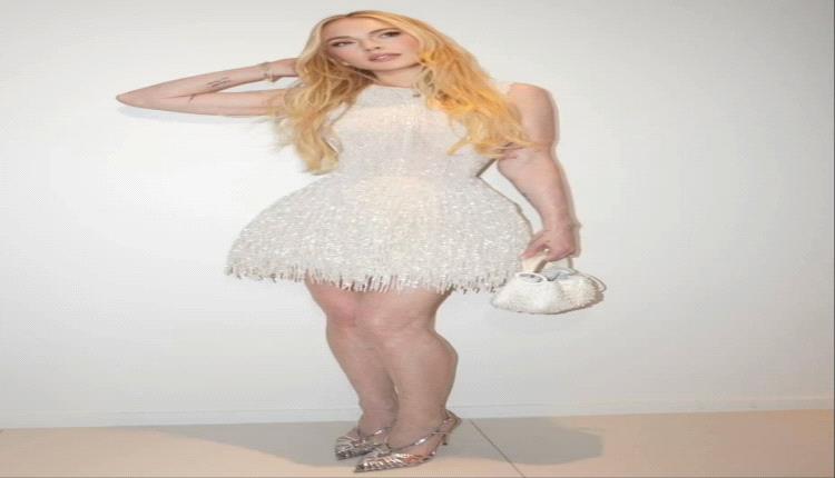 الثلوج والأناقة تتلاقى… ليندسي لوهان بفستان أبيض قصير جذاب!