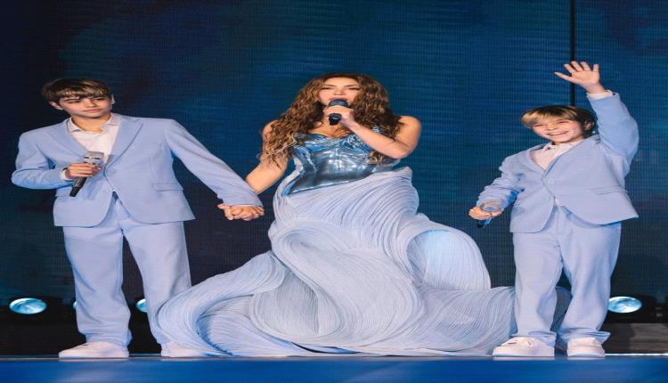 شاكيرا تُبهر الجمهور مع أطفالها بإطلالات متناسقة وأداء غنائي مميز!