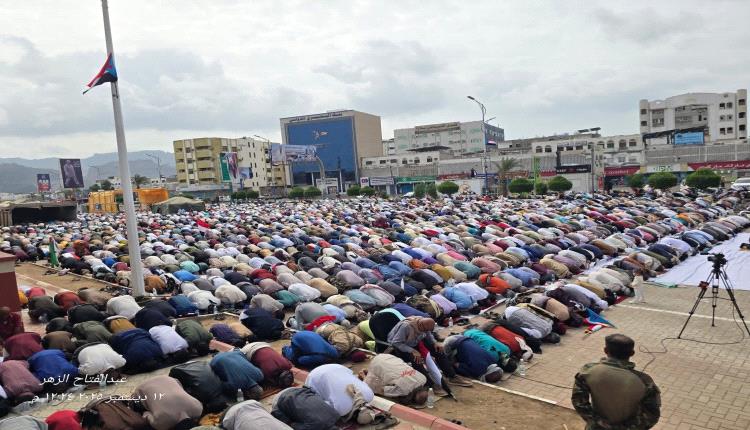 الآلاف من أبناء الجنوب يؤيدون صلاة الجمعة في ساحة العروض ضمن برنامج الاعتصام