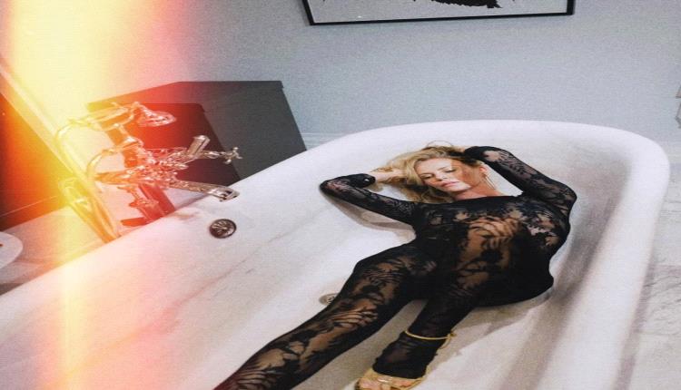 عودة إلى السبعينيات… تشارليز ثيرون تخطف الأنظار بإطلالتها الجديدة