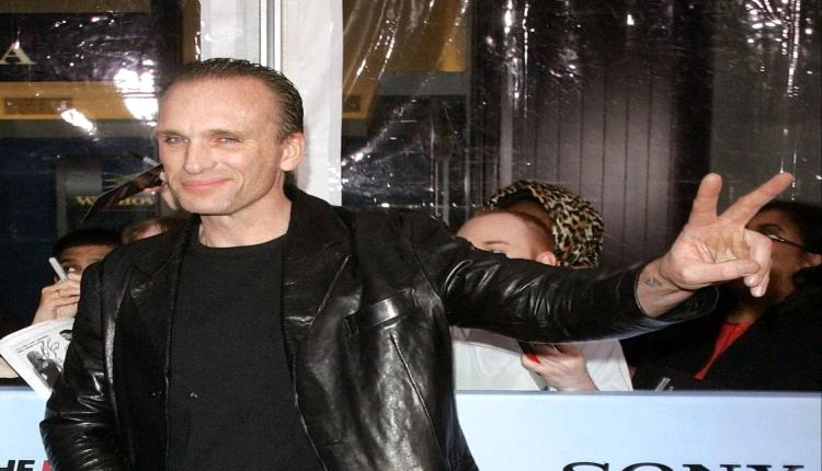 التحقيقات جارية بعد العثور على نجم "ذا ماسك" غارقاً بالدماء