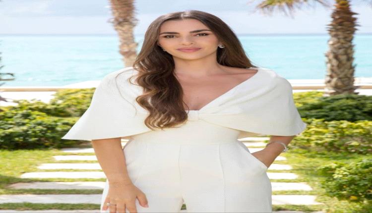 الفستان الأحمر: أيقونة الأعياد وأناقة خالدة