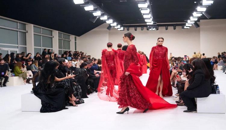 ألوان وذكريات… الفستان الأحمر رمز الأعياد الساحرة