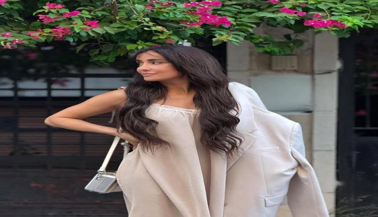 أناقة وجرأة… كندة حنا تتألق في يومها الخاص بتنورة قصيرة