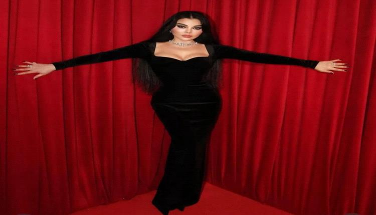 النجمات يفضلن المخمل… إطلالات ساحرة في موسم الاحتفالات