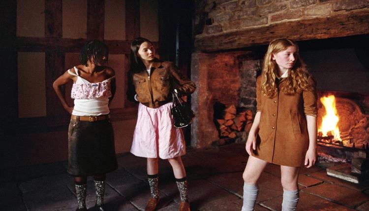 من الماضي إلى الحاضر… Miu Miu تجمع بين الجمال الكلاسيكي والروح المعاصرة