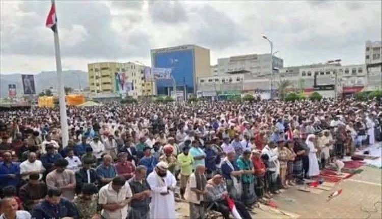 الآلاف من أبناء الجنوب يؤدّون صلاة «جمعة الثبات والتمكين» بساحة الاعتصام في خور مكسر