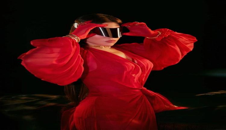 سجادة حمراء أم شوارع؟ هيفاء وهبي تلمع بإطلالة حمراء لافتة