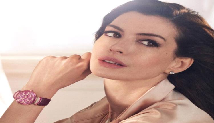 لمسة من الجرأة… الساعات الحمراء تتألق في موسم الأعياد