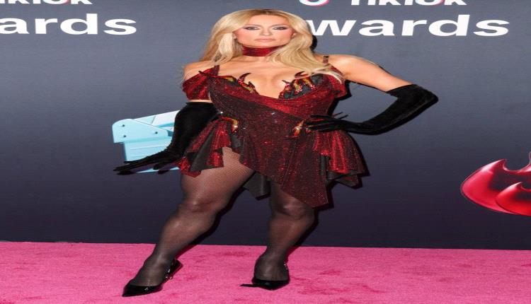 النجمة باريس هيلتون تخطف السجادة الحمراء في جوائز "تيك توك"