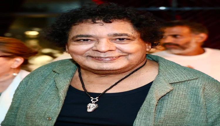 لحظة فنية مؤثرة… محمد منير يشارك في ختام كأس العرب