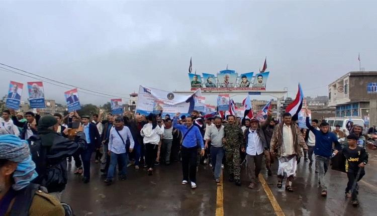 توافد جماهيري واسع إلى مخيم الاعتصام المفتوح بمحافظة الضالع