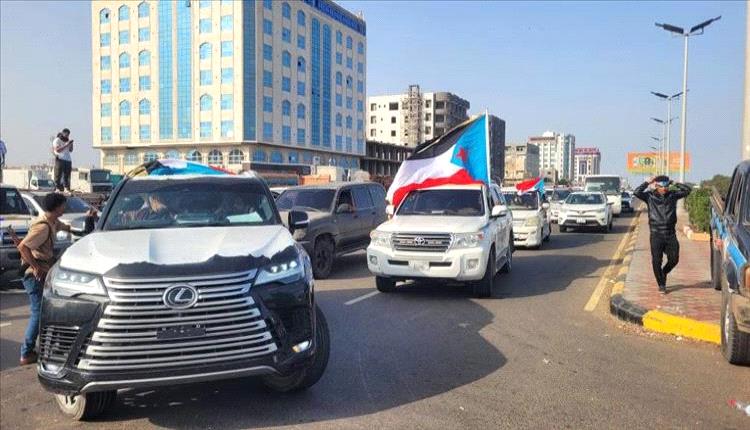 موكب جماهيري ضخم من يافع يصل ساحة العروض بخور مكسر