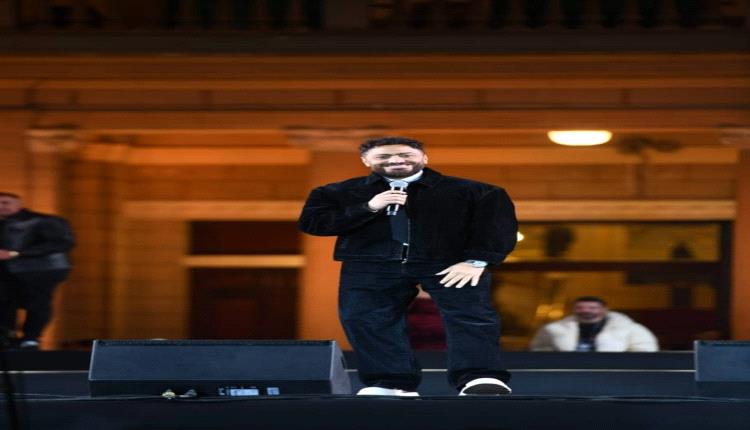 الجمهور يحتفي بعودة تامر حسني على المسرح بعد أزمته الصحية (صور)