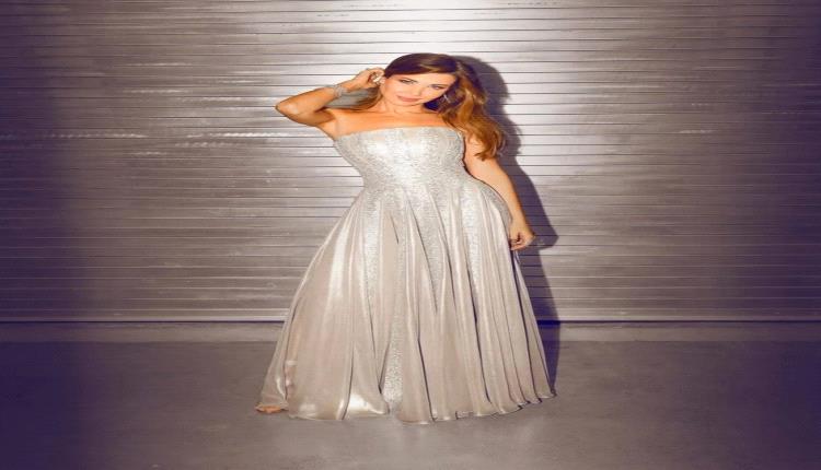 موضة 2025: الفضّي البرّاق يسيطر على إطلالات السجادة الحمراء