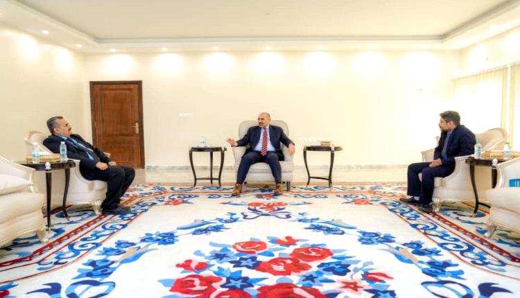 الرئيس الزُبيدي يشدد على أهمية تطوير البنى التحتية لمطار عدن الدولي