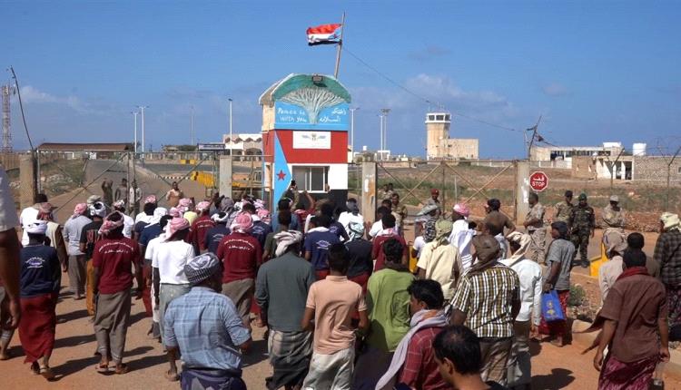 وقفة تضامنية لعمال وموظفي ميناء المكلا تأييدًا لقرارات الرئيس الزُبيدي قناة عدن المستقلة