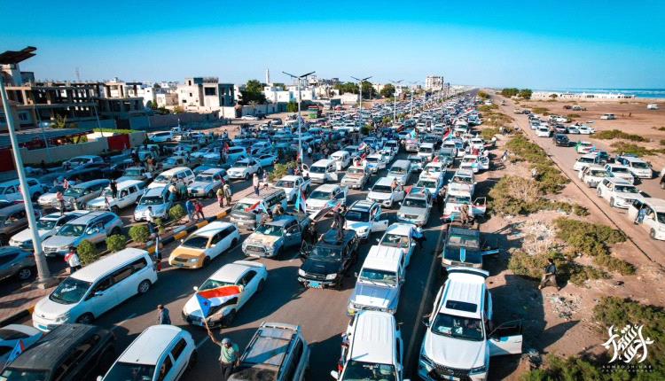 صور اولية لموكب ابناء الضالع في مدخل عدن للزحف إلى ساحة العروض لتأييد المجلس الانتقالي والرئيس الزبيدي