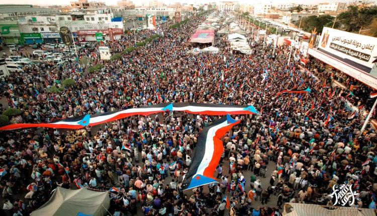 احتشاد جماهيري ضخم بعد وصول وفد محافظة الضالع الى ساحة العروض بخور مكسر"صور"