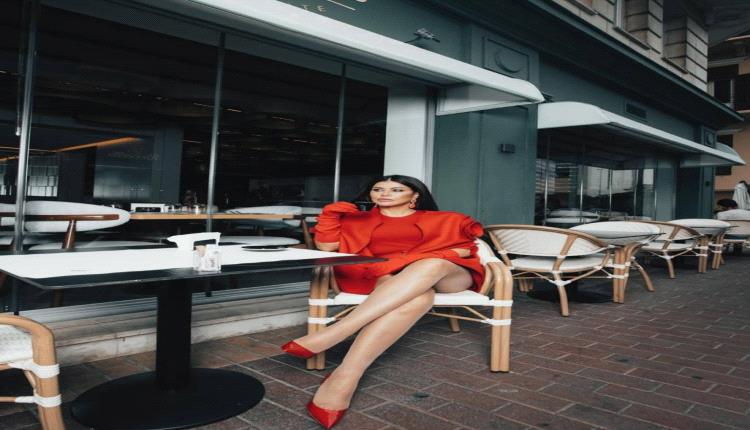 ليلة الميلاد ملكة اللون الأحمر: إطلالات النجمات تخطف الأنظار