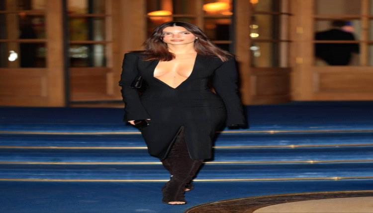 إطلالة جريئة لإميلي راتاجكوسكي تُلهب مواقع التواصل الاجتماعي