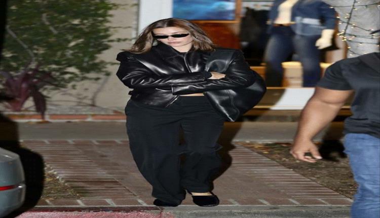 هايلي بيبر تتألّق بالأسود من الرأس إلى القدمين خلال جولة تسوّق