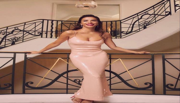 إيفا لونغوريا تعيد إحياء أسلوب Y2K في أحدث ظهور لها