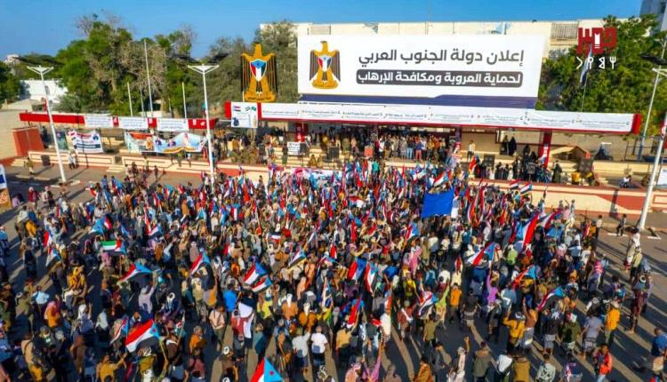 وفود جماهيرية من أبين تصل ساحة الاعتصام المفتوح بالعاصمة عدن