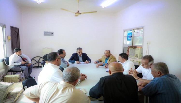 لملس يناقش أوضاع المياه والصرف الصحي ويطّلع على سير العمل في المشروع الاستراتيجي لخزان الضخ