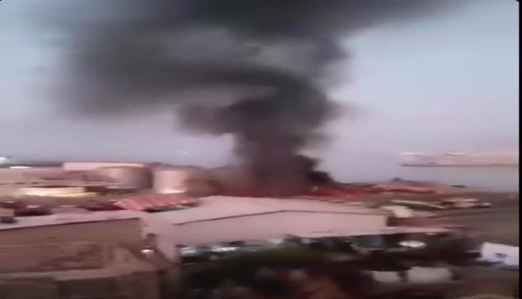 صور وفيديوهات توثق حجم الدمار في ميناء المكلا واحتراق الخزانات