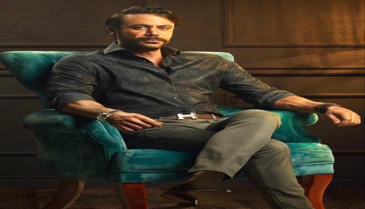 محمد إمام يعلّق بمزاح على غيابه عن زفاف كروان مشاكل