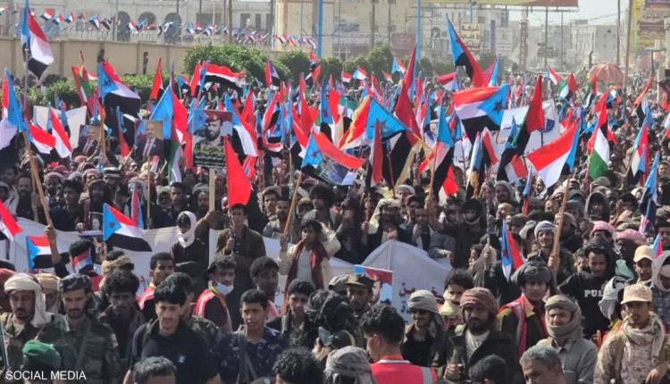 أبناء شبوة يحتشدون في ساحة عتق لتأييد إجراءات "الانتقالي"