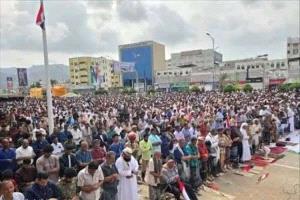 الآلاف من أبناء الجنوب يؤدّون صلاة «جمعة الثبات والتمكين» بساحة الاعتصام في خور مكسر