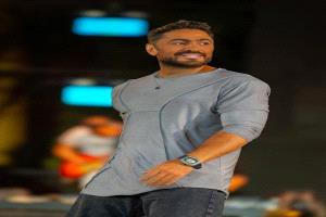 فيديو حصري: تامر حسني يخفي وجهه ويطمئن جمهوره بعد العملية