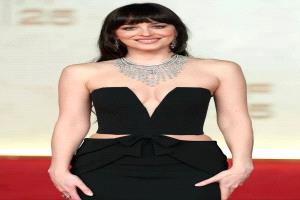 النجمة الأميركية الأسود يليق بها… داكوتا جونسون تتألق بين نجوم مهرجان البحر الأحمر