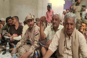 قائد قوات الحزام الأمني بالمنطقة الوسطى ابوعرب يشارك في اعتصام لودر