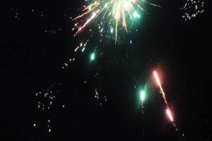 الألعاب النارية تضيء سماء زنجبار احتفاء بانتصارات القوات الجنوبية في وادي وصحراء حضرموت