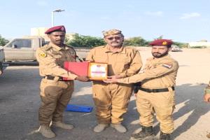 الضباط الخريجون من الكلية الحربية يمنحون قائد اللواء 43 عمالقة شهادة شكر وتقدير