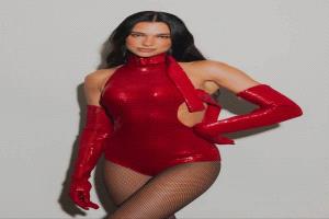 السجادة الحمراء تتوهج بدوا ليبا: الأحمر يلتقي بالأناقة المطلقة