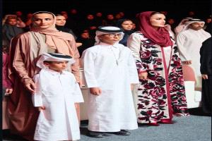 الشيخة موزة تتألق بعباءة قطرية أنيقة بالأبيض والبوردو في Qatar Jannah
