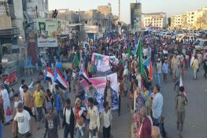 لحظة وصول سيول بشرية من أبناء الضالع إلى ساحة العروض بالعاصمة عدن