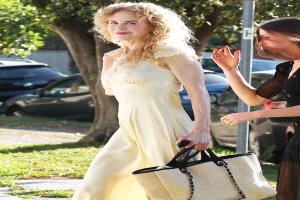 نيكول كيدمان تخطف الأضواء بأسلوبها الطبيعي وحقيبة شانيل الأيقونية